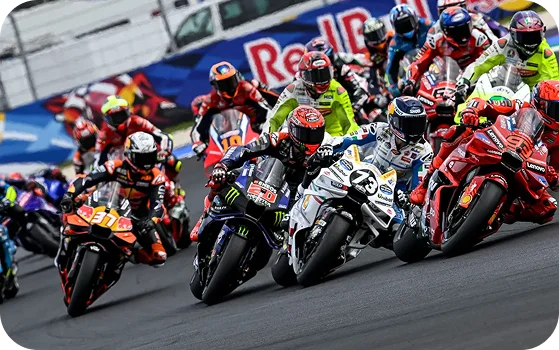 grupo de motociclistas competindo em alta velocidade em uma corrida